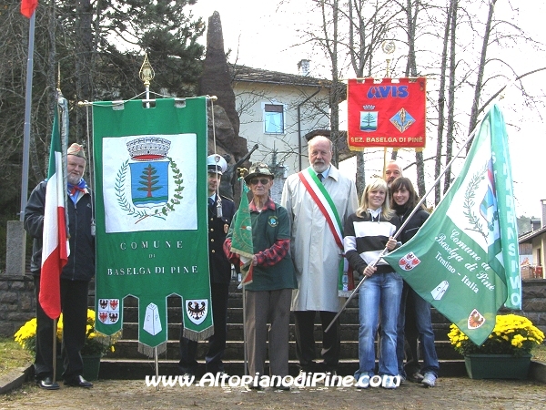 Gli stendardi dei vari corpi e associazioni di Baselga di Piné