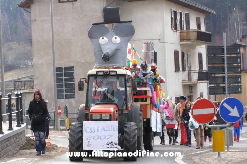 La sfilata dei carri per le vie di Baselga