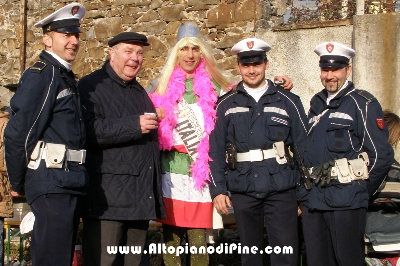 Miss Italia con Don Silvio e alcuni agenti della Polizia Municipale