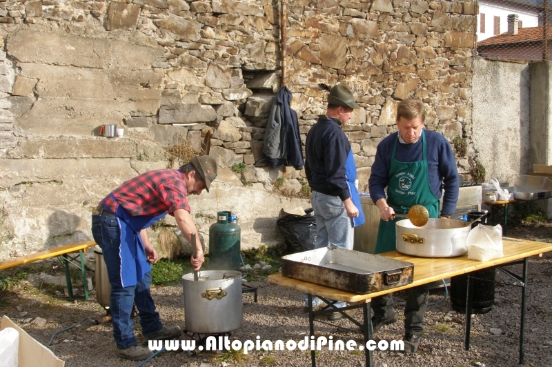Gli alpini che preparano pasta, vin brule, the caldo