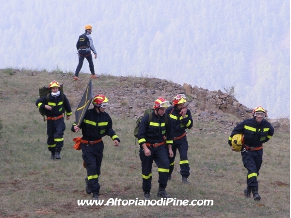 La squadra che arriva in soccorso della persona bloccata sotto un albero