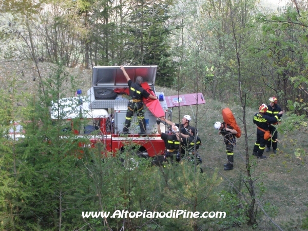 La squadra di soccorso per l'incidente automobilistico