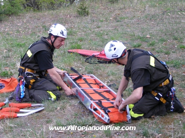 Montaggio della barella per trasportare il ferito