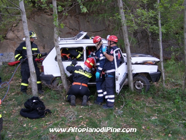 Pinza idraulica in azione per tagliare il sedile