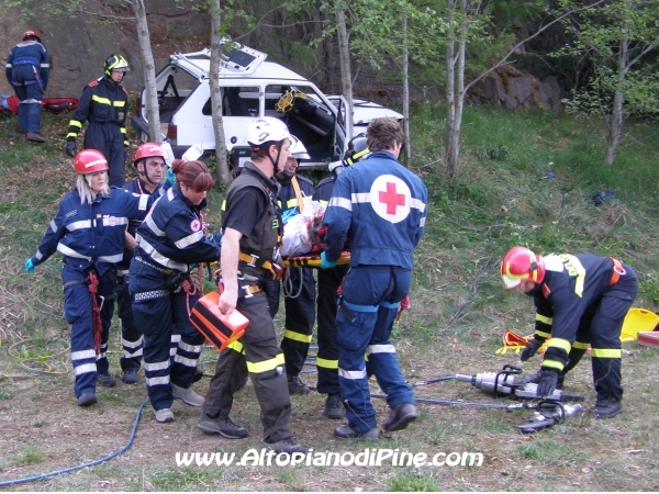 Estrazione del ferito dall'auto e trasporto in zona sicura