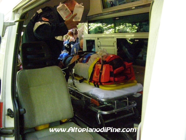 Salita in ambulanza del ferito per portarlo al campo base