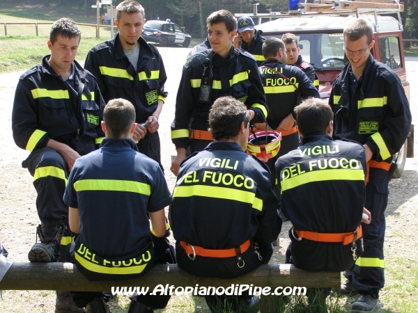 Alcuni Vigili del Fuoco Volontari impegnati nell'esercitazione
