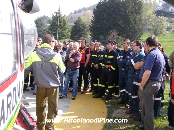 Spiegazioni da parte dei piloti su l'avvicinamento all'elicottero