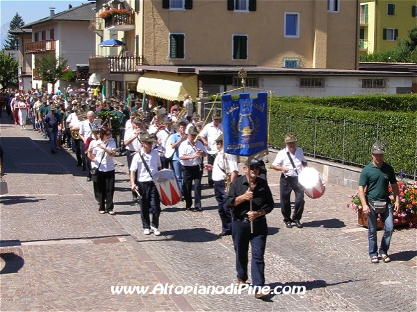 La sfilata in corso Roma a Baselga di Piné 