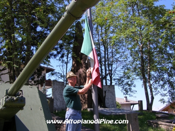 L'alzabandiera al Monumento ai Caduti di Baselga di Piné 