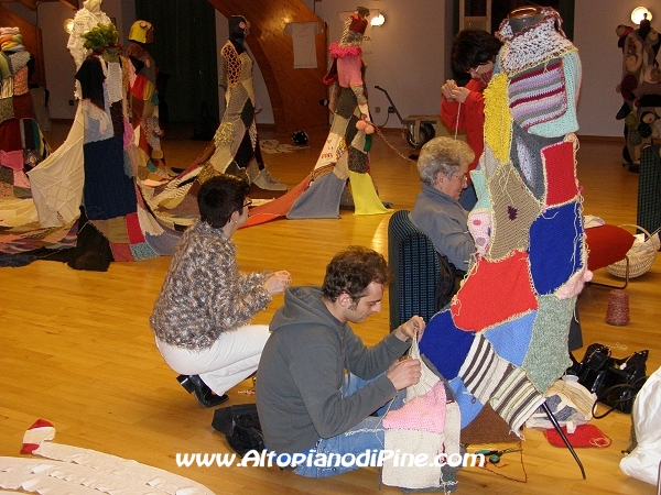 Cucitura dei pezzi di maglia creati nel Knit Cafè Piné e realizzazione di un vestito