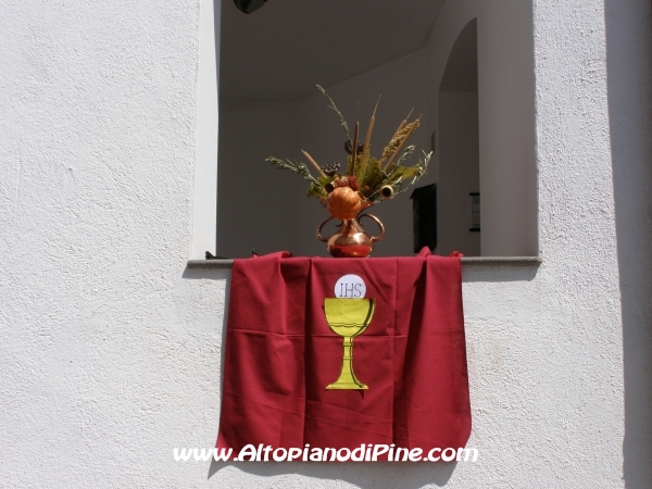 Gli addobbi lungo la strada della processione