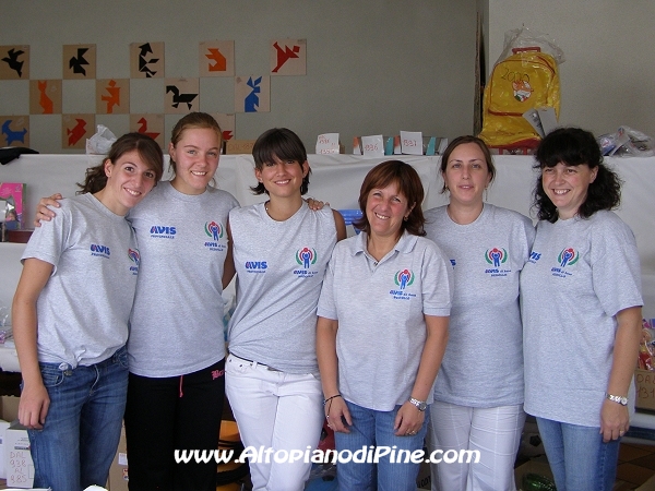 Alcune delle sorridenti volontarie del vaso della fortuna