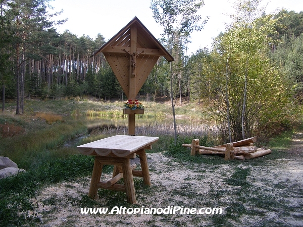 Un tavolo posto nei pressi del crocefisso del Lago delle Rane - 20 ottobre 2007