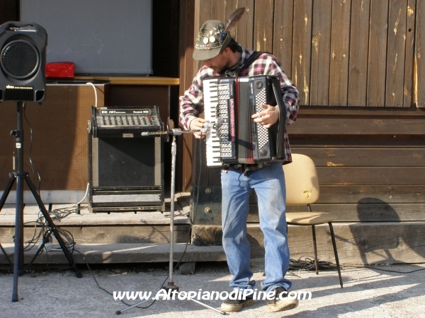 Il musicista che allietato i presenti durante l'attesa dei carri