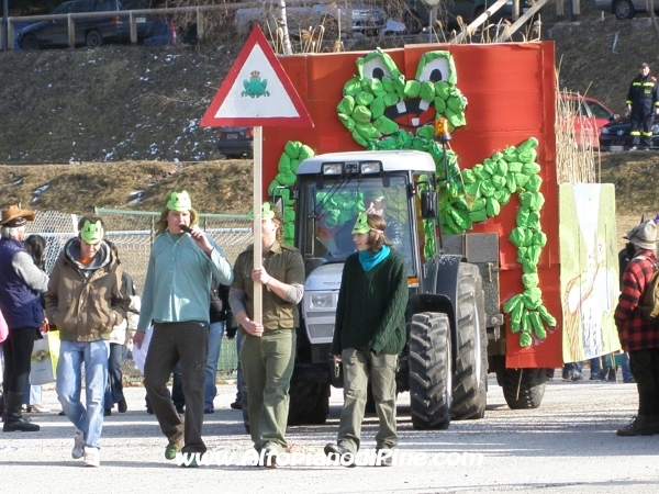 La sfilata continua con il carro dei Ciavati