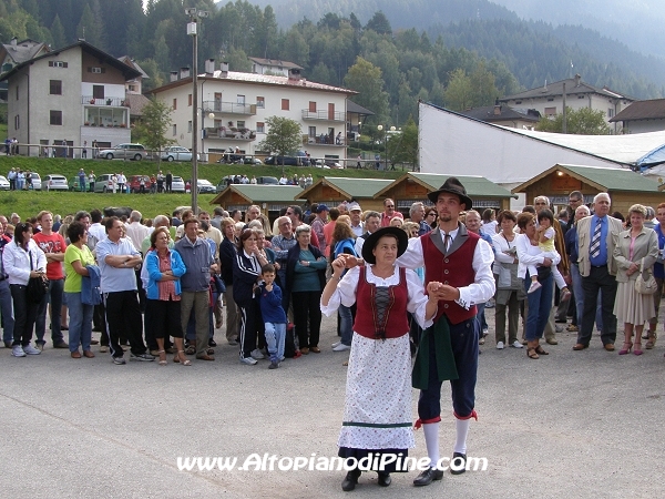 Un piccolo assaggio del Balletto Folk di Bedollo al numeroso pubblico presente