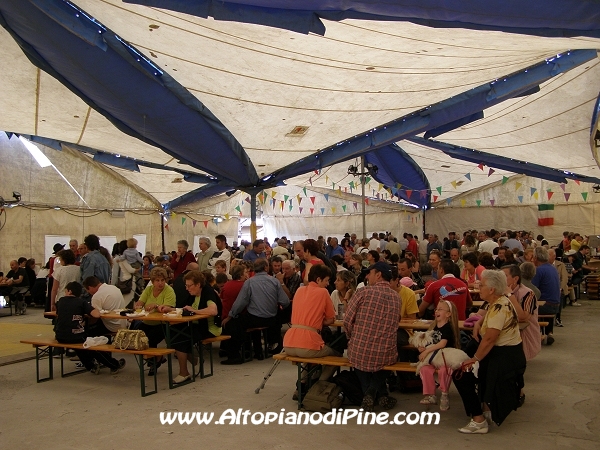 La gente nel tendone della festa