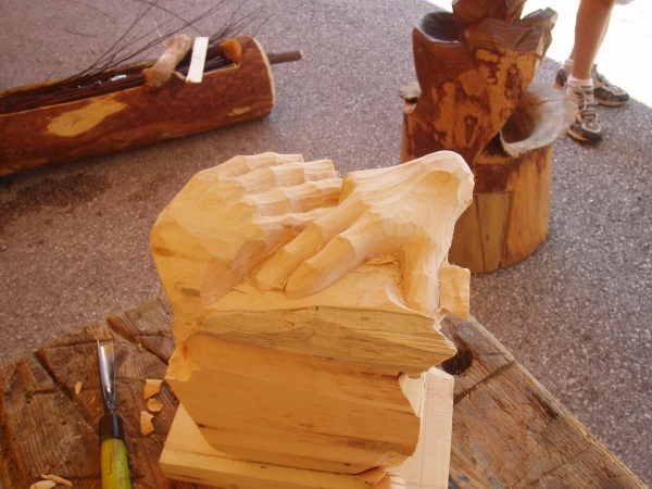 Delle mani scolpite nel legno - foto di Bruno