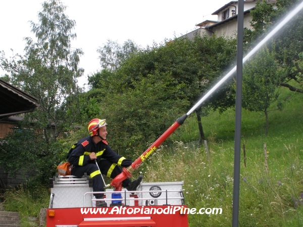 Utilizzo della lancia per spegnere l'incendio (ipotetico) oggetto della manovra