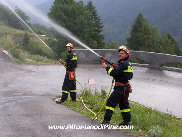 Altri due vigili del fuoco in azione