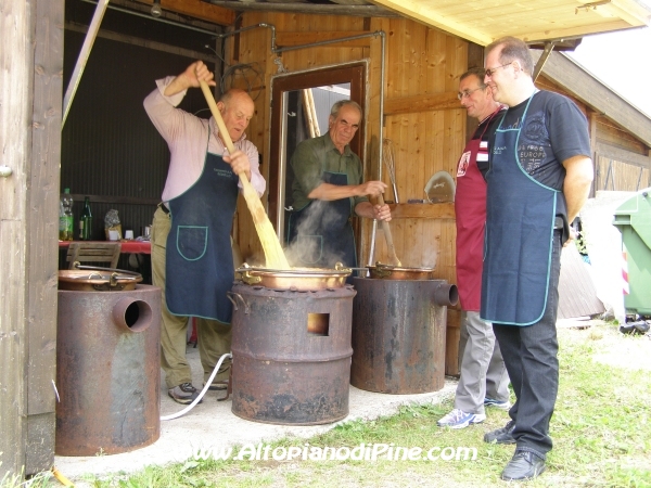 Alpini volontari alle prese con la polenta