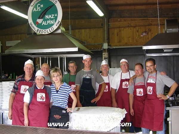 Foto di gruppo di alcuni dei volontari all'opera nella cucina e nel bar