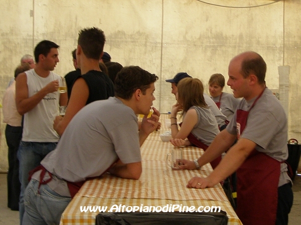 Momenti della festa: volontari in servizio al bar