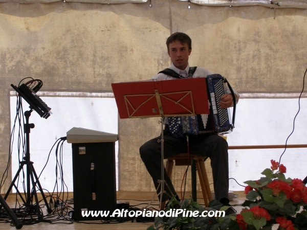 Il musicista Remo mentre suona la fisarmonica