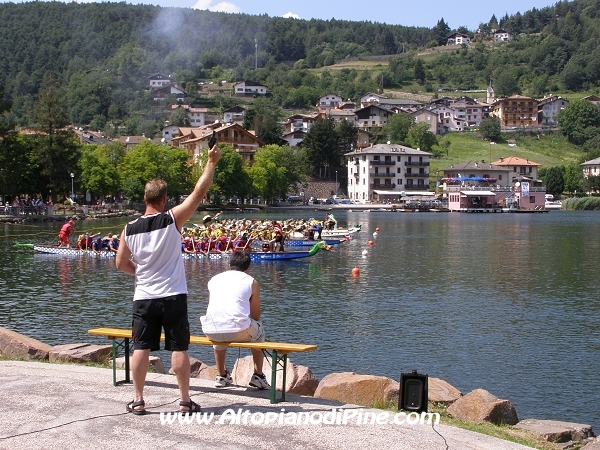 La partenza di una delle gare di Dragon Boat
