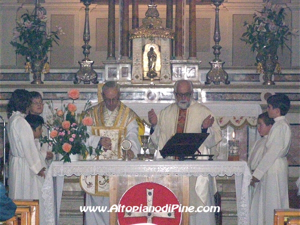 La S.Messa celebrata da don Giovanni Avi e da  - festa SS. Trinitá 2007 a Faida 