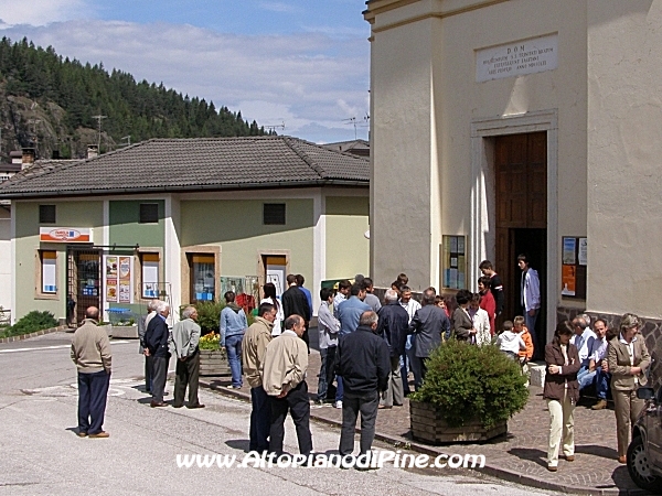 La gente del paese all'uscita dalla S.Messa - festa SS. Trinitá 2007 a Faida 