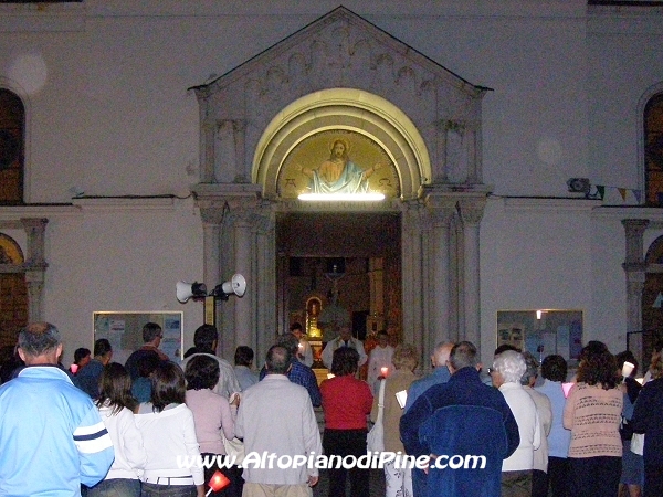 L'arrivo alla chiesa parrocchiale S. Maria Assunta di Baselga 