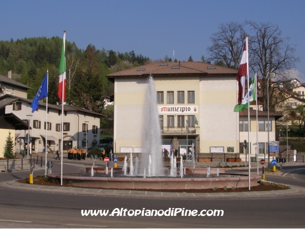 La fontana/rotatoria il giorno dell'inaugurazione
