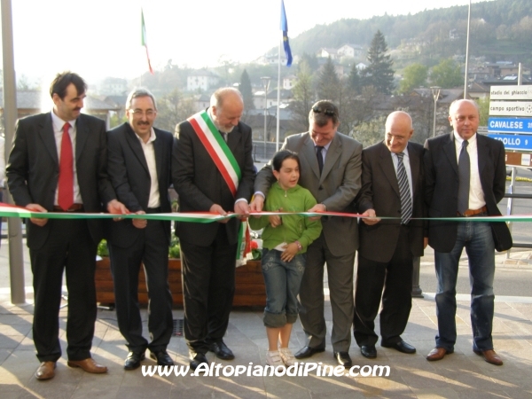 Taglio del nastro da parte delle autoritá