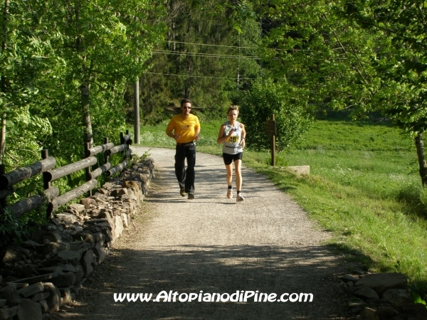 Atleta in gara accompagnato in alcuni tratti per supporto