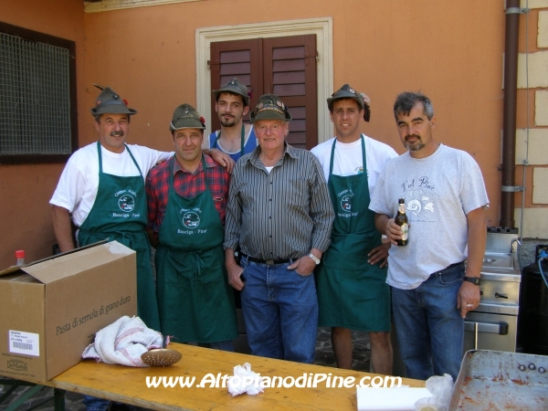 Altri volontari degli Alpini di Baselga al lavoro in cucina