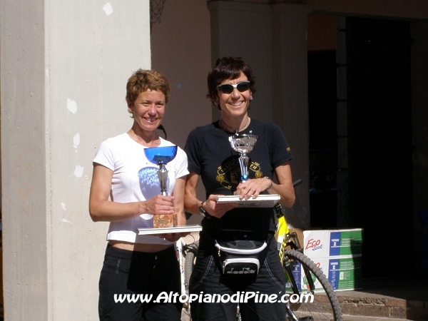 La premiazione della categoria donne - individuali: terze classificate