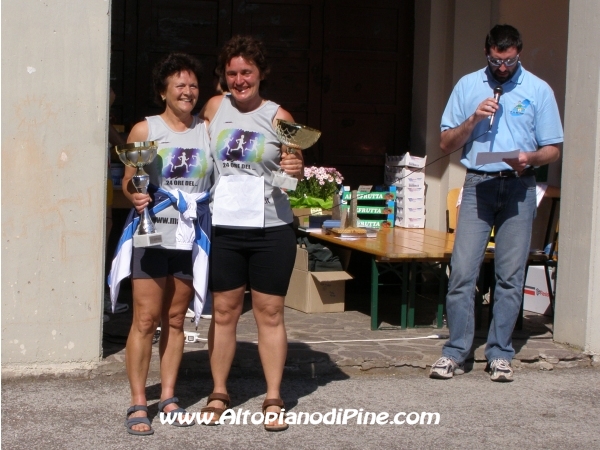 La premiazione della categoria donne - individuali: prima e seconda classificata