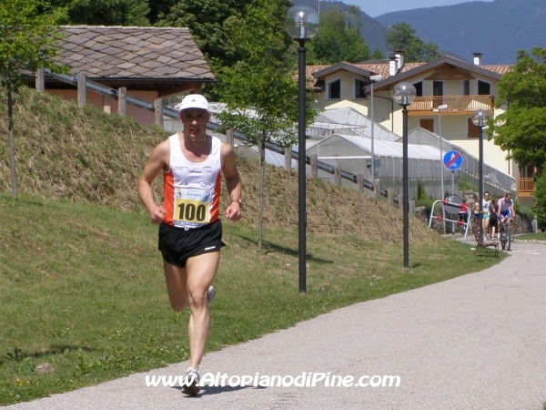 Un atleta in gara nei pressi della spiaggia Alberon