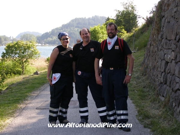 Giro di controllo dei volontari della Croce Rossa con atrezzatura per le emergenze