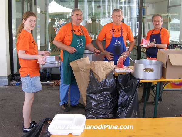 Alcuni dei volontari al lavoro nella cucina