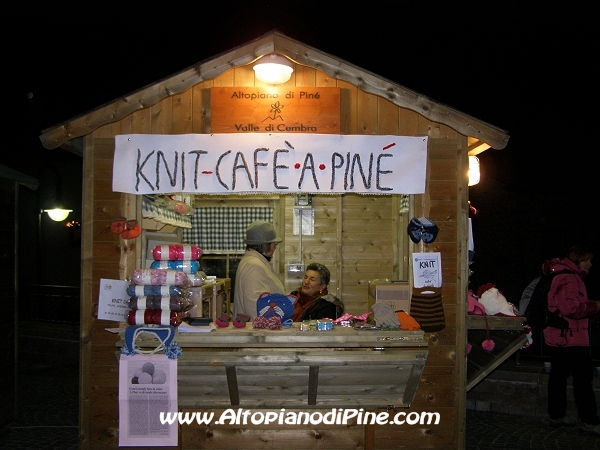 La casetta dedicata al Knit Cafè Piné - El paes dei Presepi 2007 