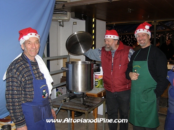 Preparazione The caldo e Vin Brulè - El paes dei Presepi 2007 - Mercatino di Natale