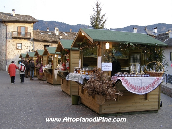 Le casette del mercatino di Natale 2007 - El paes dei Presepi 2007