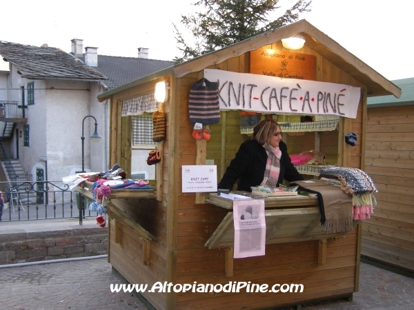 Il banco del Knit Cafè Piné