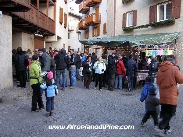 La numerosa gente presente - El paes dei Presepi 2007 - Mercatino di Natale