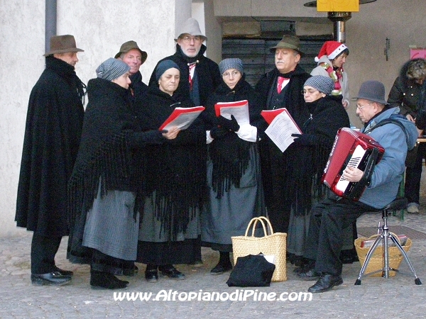 Coro Gli Storicanti - El paes dei Presepi 2007 - Mercatino di Natale