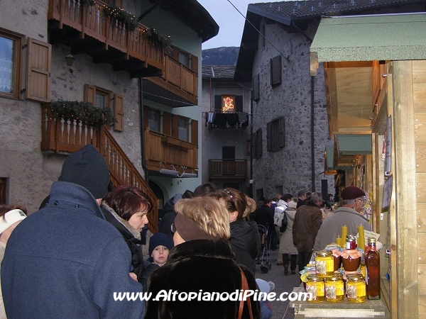 La gente al Mercatino di Natale di Miola