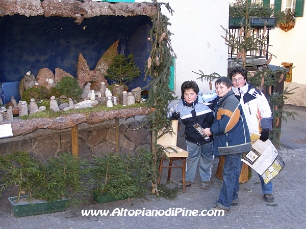 Alcuni ragazzi che timbrano le schede del gioco dei Presepi